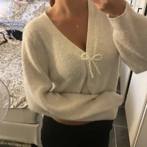 Stickad kofta hm - Kofta med pärlor, rosett från hm