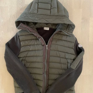 Moncler cardigan - Säljer nu min Moncler cardigan då jag har för många jackor! | Storlek L, skulle säga att den sitter lite mindre. | Fint skick, bedöm utifrån bilder. | Inte 100% på äktheten men otroligt fin kvalite och håller dig varm samtidigt som den håller dig snyggast i omgivningen. | Släng iväg en signal vid funderingar så svarar jag snabbt. |