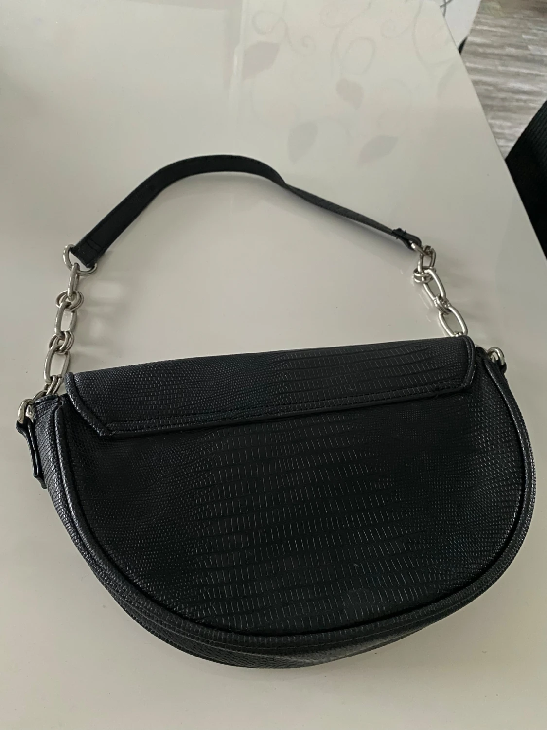 Svart axelväska med kedjedetaljer - 1