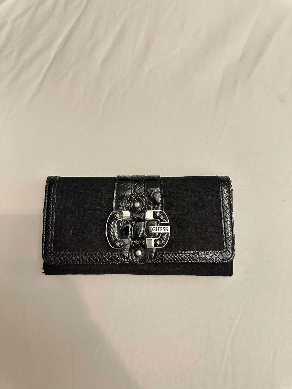 Svart plånbok från Guess med spänne - 3