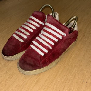 Röda Saint Laurant skor - Skor från märket Saint Laurant i storlek 41. Skorna är lite använda men inget är sönder på dom. Ingen box tyvärr.