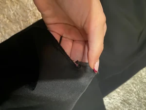 Svarta kostymbyxor från Bik Bok - svarta kostymbyxor från Bik Bok, utsvängda. Low waist, i storlek 36/S, slitningar ner till.