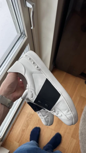 Valentino Garavani Open - Svart - Riktigt schyssta dojjor i väldigt bra skick förutom en tråkig ”chip” på tån som jag limmat tillbaka. Utöver det är skicket riktigt bra och inte använda speciellt många gånger. Allt OG ingår, låda, extra snören två dustbags osv