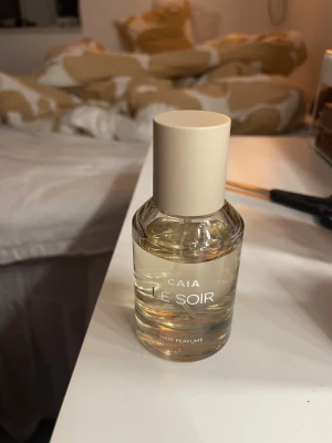 CAIA Le Soir Hair Perfume - Fräsch och stilren hårparfym från CAIA, perfekt för dig som vill ge håret en extra touch. Flaskan är enkel att ta med i väskan och passar dig som gillar att hålla din look uppdaterad. Le Soir ger en modern känsla till din hårvårdsrutin.