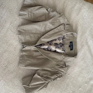 Beige bolero - Sååå söt beige bolero. Från coolcat✨✨❤️