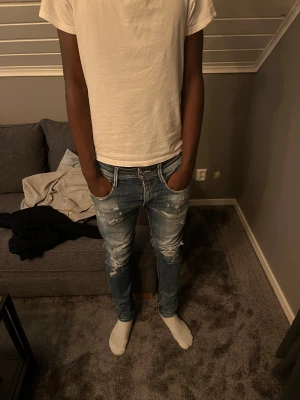 Blå jeans med slitningar från Replay   - Säljer ett par riktigt feta jeans med slitningar från Replay | Storlek: W31 L32 | Lägnd på modellen: 178cm | Vikt: 67kg | Hör av er för frågor ✌️😁