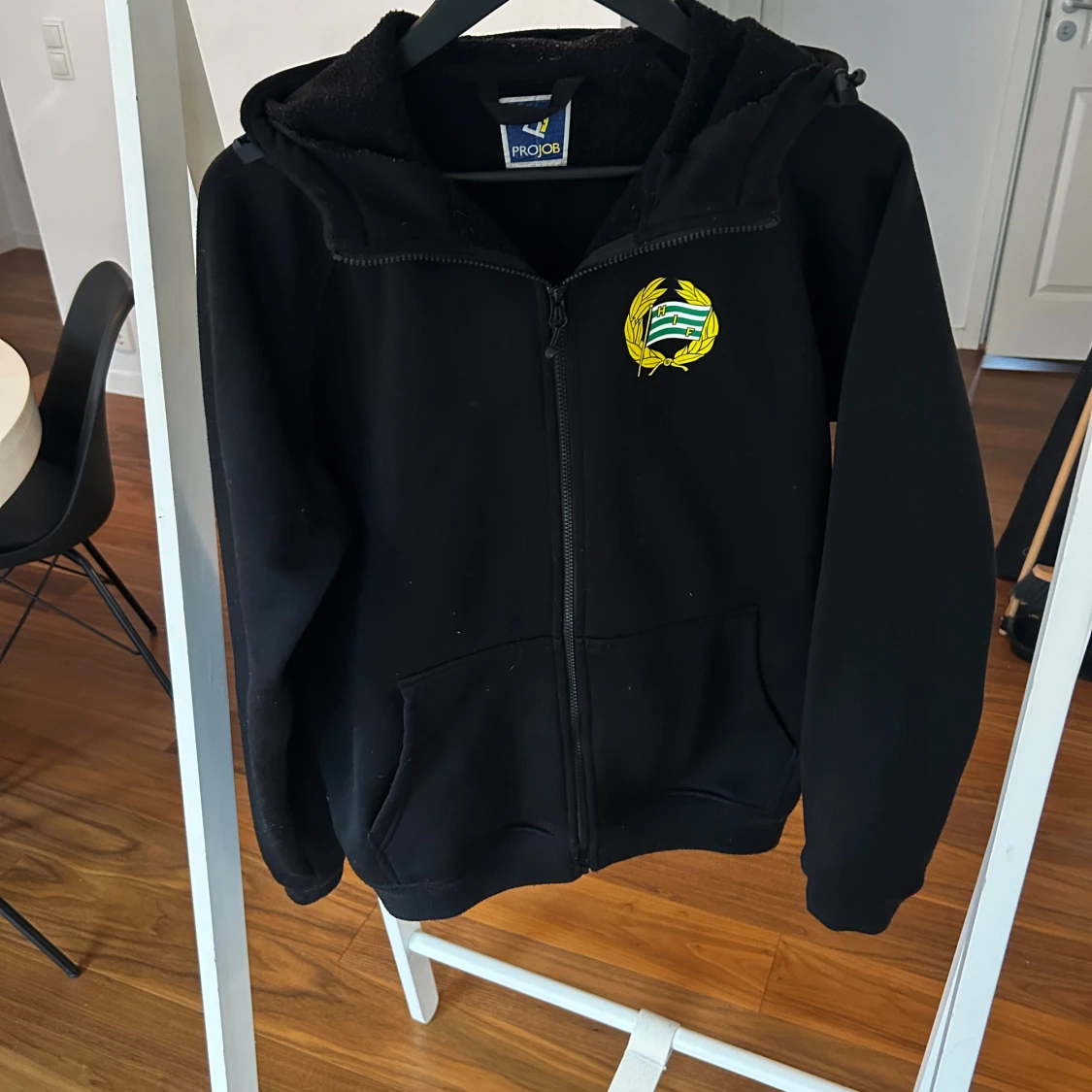 Svart hoodie från ProJob med HIF-logga