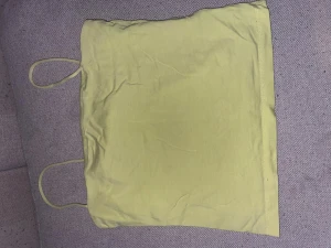 Ljusgul linnetopp från Gina Tricot - Säljer en ljusgul linnetopp från Gina Tricot i storlek S. Toppen har smala axelband och är tillverkad i mjuk bomull, perfekt för varma dagar. Enkel och stilren design som är lätt att matcha med olika outfits. Storleken är S-M