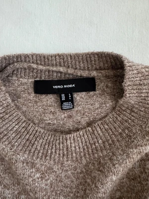Beige/brun stickad t-shirt  - Mysig stickad t-shirt från Vero Moda. Superfin och jätteskön! 💕Knappt använd! (Pris kan diskuteras) ❤️⭐️