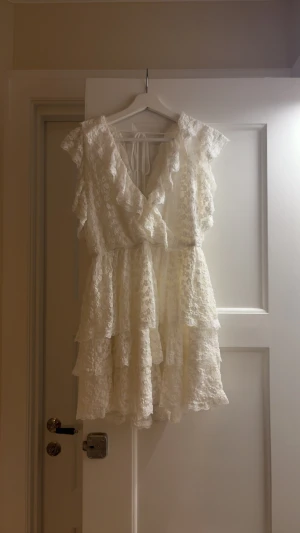 sååå söt klänning!! 💗 - säljer denna urgulliga klänningen som passar perfekt till studenten eller skolavslutning i storlek M !! Köpt av en annan säljare här på plick och hon som sålde den hade bara testat den!  💗 endast använd en gång! Nypris 599kr 💗 skriv för bilder på eller om frågor 💗