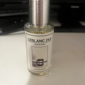 LEBLANC 24.0 One Bold Chemist - LEBLANC 24.0 från One Bold Chemist är en extrait de parfum med stilren design. PdM Leyton! Använd en gång. Pris går att diskutera och bra bundlepriser!