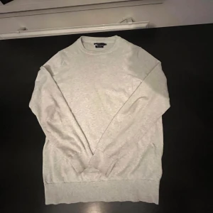 Ljusgrå sweatshirt  - En enkel och stilren ljusgrå sweatshirt från H&M. Tröjan har rund hals, långa ärmar och ribbade muddar vid ärmslut och nederkant. Perfekt för chill dagar och passar till allt. Materialet är mjuk bomull för skön komfort.