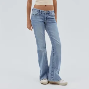 Bootcut ljusblå jeans SLUTSÅLDA! - Säljer ett par ljusblå bootcut jeans med snygga detaljer på bakfickorna. Jeansen har låg midja och klassisk femficksdesign.Slutsålda i storleken 152 som jag säljer från ginatricot.