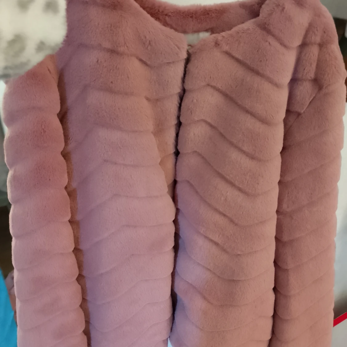 Rosa pälsjacka med vågigt mönster - 1