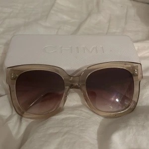 Chimi solglasögon - Säljer nu mina super fina och oanvända chimiglasögon, ny skick använda nån enstaka gång! Eftersom dem inte kommit till användning tyvärr! Kommer med original påse och förpackning, skriv för fler frågor!