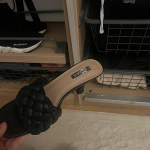 Svarta flätade klackar från Primark - Använd 1 gång, sköna att gå i 