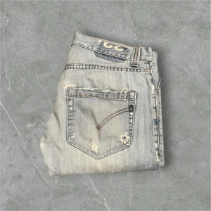 Dondup George  - Tja, säljer nu dessa ljusblå Dondup jeans som är i väldigt bra skick. Jeansen har en lite sliten design perfekt för en stilren och snygg look. Nypris=3000+ och mitt pris=799. Hör av dig vid minsta lilla fundering//Alex closet✨✨