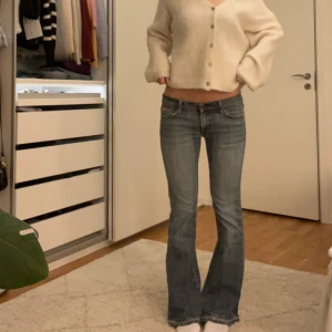 Diesel jeans - Supersnygga lågmidjade utsvängda jeans med märket diesel. Måtten finns bland bilderna, jeansen är i bra skick men de enda defekterna är längst ner på jeansen (se bild)