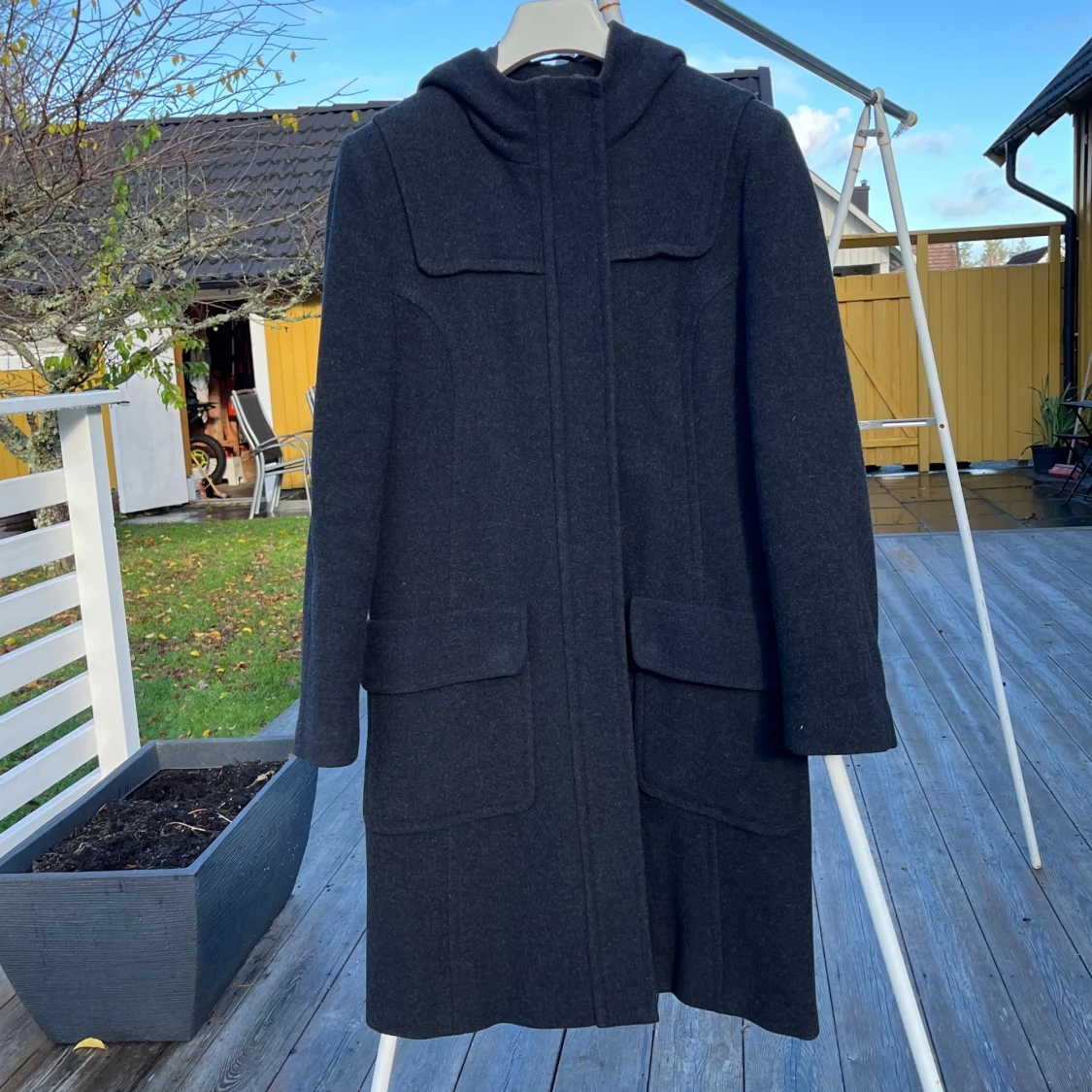 Mörkgrå kappa med huva från Lindex