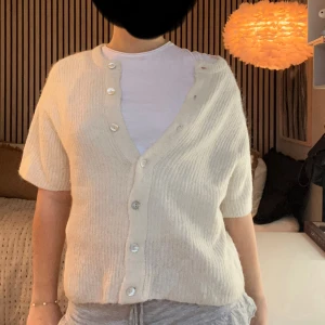 Kortärmad kräm vit kofta med knappar - Säljer en jättefin krämvit kofta från Gina, säljer för den tyvärr inte kommer till användning🤗