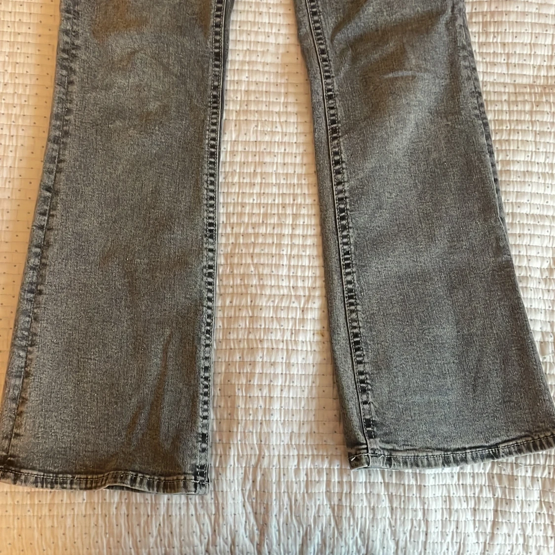 Grå bootcut jeans med tvättad look - 1