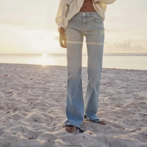 Ljusblå bootcut jeans från Zara - Snygga ljusblå jeans från Zara med bootcut passform och klassisk femficksdesign. Jeansen är tillverkade i mjukt denimtygi som ger en avslappnad vibe. Perfekta att styla med crop tops eller oversized skjortor för en trendig look. Lite upptrampade. Pris kan diskuteras❤️