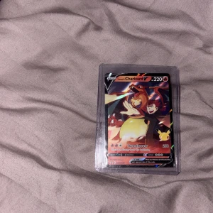 Lance's Charizard V - Cool Pokémon-kort med Lance och Charizard V! Perfekt för dig som samlar eller spelar Pokémon TCG. Kortet har snyggt motiv, är inplastat och i fint skick. Passar både unga och vuxna fans som vill boosta sin samling med en riktig klassiker.