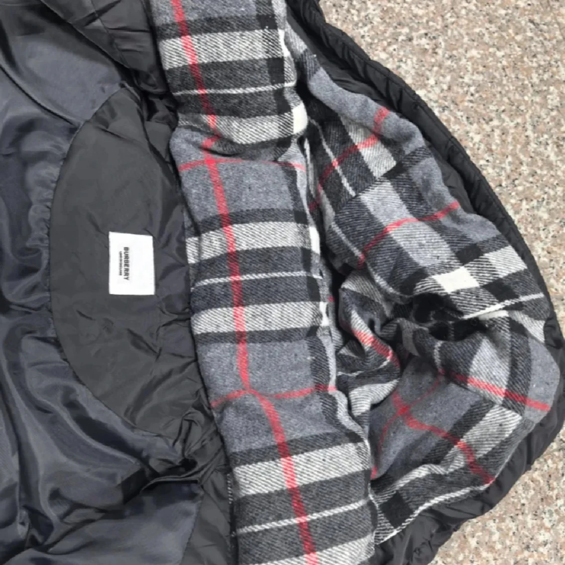 Svart pufferjacka från Burberry - 1