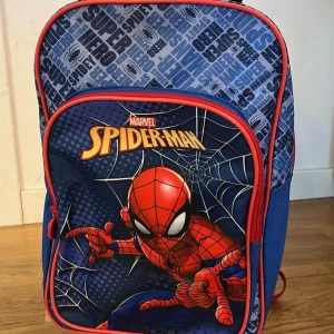 Blå Spiderman ryggsäck med hjul - Cool blå Spiderman ryggsäck från Marvel med röd kant och detaljer, motiv av Spiderman och spindelnät på framsidan. Väskan har hjul och utdragbart handtag, flera fack med dragkedja och justerbara axelremmar. Perfekt för dig som vill sticka ut med superhjälte-vibe.