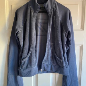 Zip up Hoodie från Nike  - Zip Up Hoodie från Nike, köpt second hand men själv aldrig använt den. Superfint skick storlek M. Den är blå med möjligtvis lite olivgröna toner. 