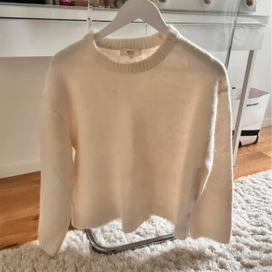 Vit stickad tröja - Perfekt stickad tröja 🤍 Är lite nopprig och har en liten svart fläck som syns på andra bilden