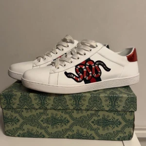 Gucci Ace  - Snygga vita Gucci Ace i mycket bra skick, Använda fåtal gånger! Priset går att diskutera