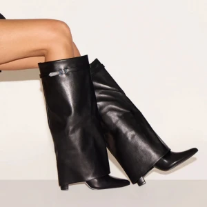 Svarta fold over boots - Jättesnygga och populära svarta folded boots som tyvärr inte passade mig💗💗