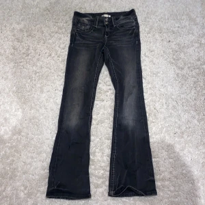 Svarta lågmidjade jeans - Ett par svarta utsvängda, lågmidjade jeans ifrån Gina tricot, sitter även skönt och snyggt. Strl 152