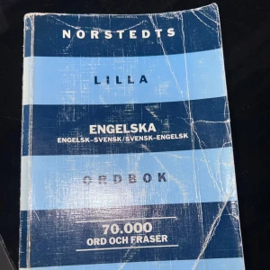 Norstedts lilla engelska ordbok - En smidig och innehållsrik engelsk-svensk/svensk-engelsk ordbok med 70 000 ord och fraser. Perfekt för studenter och unga vuxna som vill förbättra sin engelska snabbt och enkelt. Lätt att ta med, aktuell och användbar i skolan eller på resan.