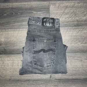 Nudie Lean Dean jeans  - Säljer ett par gråa herr jeans från Nudie Jeans med snyggt tvättad look och klassiska bakfickor med vågig söm. Modell Lean Dean. Längd 95cm, midja 35cm. Ifall det inte finns någon bild i annonsen där jag bär plagget så är det för att jag ej kan ha storleken heller passformen, så kolla måtten för storlek och googla på modellnamnet för passform 😉S3