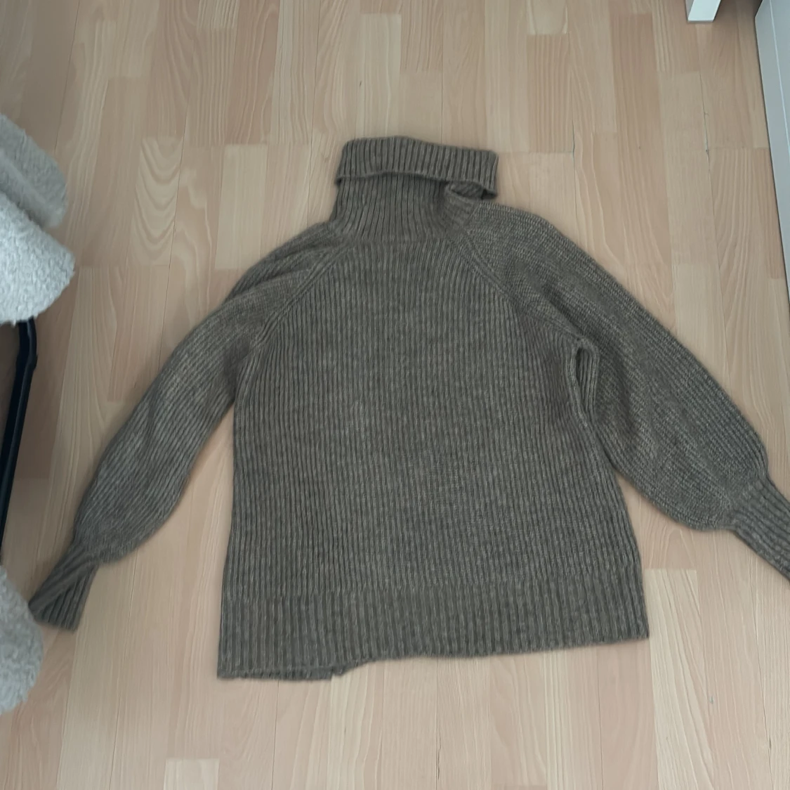 Beige polotröja från Freequent med knappar - 1