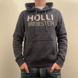 Hollister hoodie - Modellen är 176 och väger 60 för referens. Skriv vid ytterligare frågor eller funderingar🤝