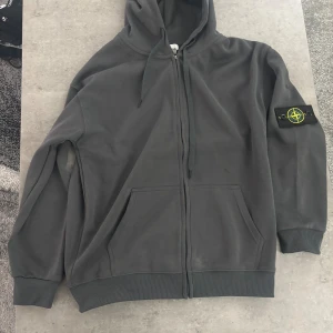 Mörkgrå hoodie från Stone Island XL - En helt ny stone island zip hoodie                                      Den är i storlek XL men passar L 