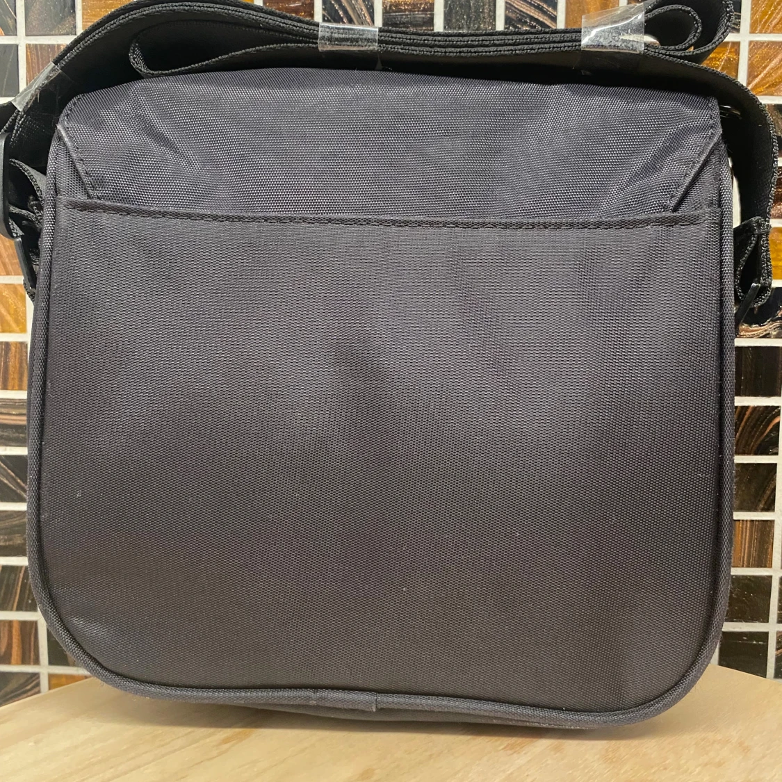 Svart axelväska med coolt spänne - 1