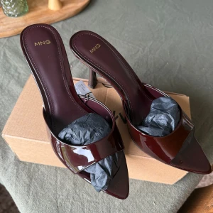 Vinröda klackpumps från MNG - Oanvända