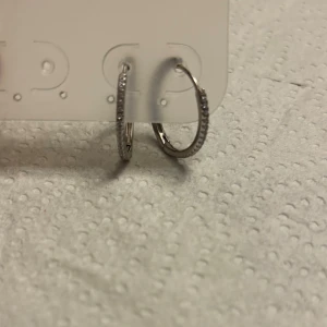 Silver örhängen  - Silver örhängen med stenar på. Oanvänd, nypris 149kr säljer för 55kr