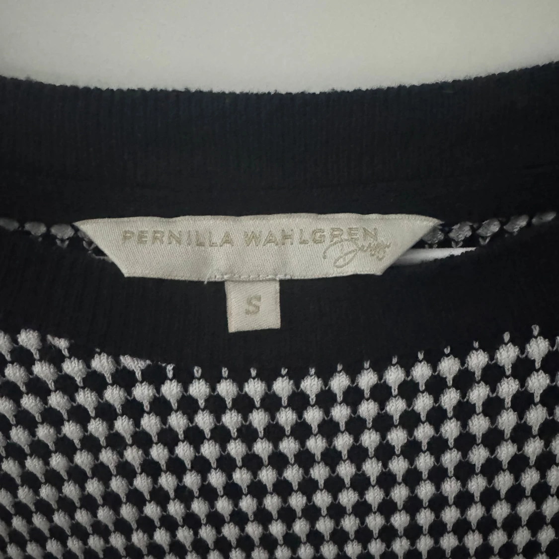 Svartvit mönstrad stickad tröja - 4