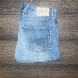 Replay jeans - Säljer ett par Replay Anbass jeans i klassisk blå tvätt med snygga slitningar. Modellen har smal passform och raka ben. Modell lappen är borta men modellen är Anbass. Midja 41cm, längd 105cm. JAG SKICKAR EJ FLER BILDER NÄR JAG BÄR JEANSEN! för storleksguide hänvisar jag till måtten och för bättre inblick i passformen rekommenderar jag att googla på modellnamnet. Jeansen kan vara uppsydda utan att jag noterat det så kolla måtten noggrant :) 30