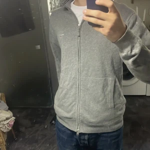 Full zip grå - En full zip grå från gant. Skick 9/10