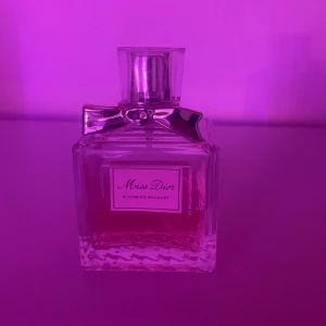 Miss Dior Blooming Bouquet parfym - Miss Dior Blooming Bouquet från Dior. Snygg flaska med rosa innehåll, perfekt för dig som vill ha en ikonisk parfym på hyllan. den är använd men säljer för använder inte länge, ( ca 30-35 ml kvar )original pris 1800 Passar dig som gillar klassisk design och vill sticka ut med en välkänd doft.