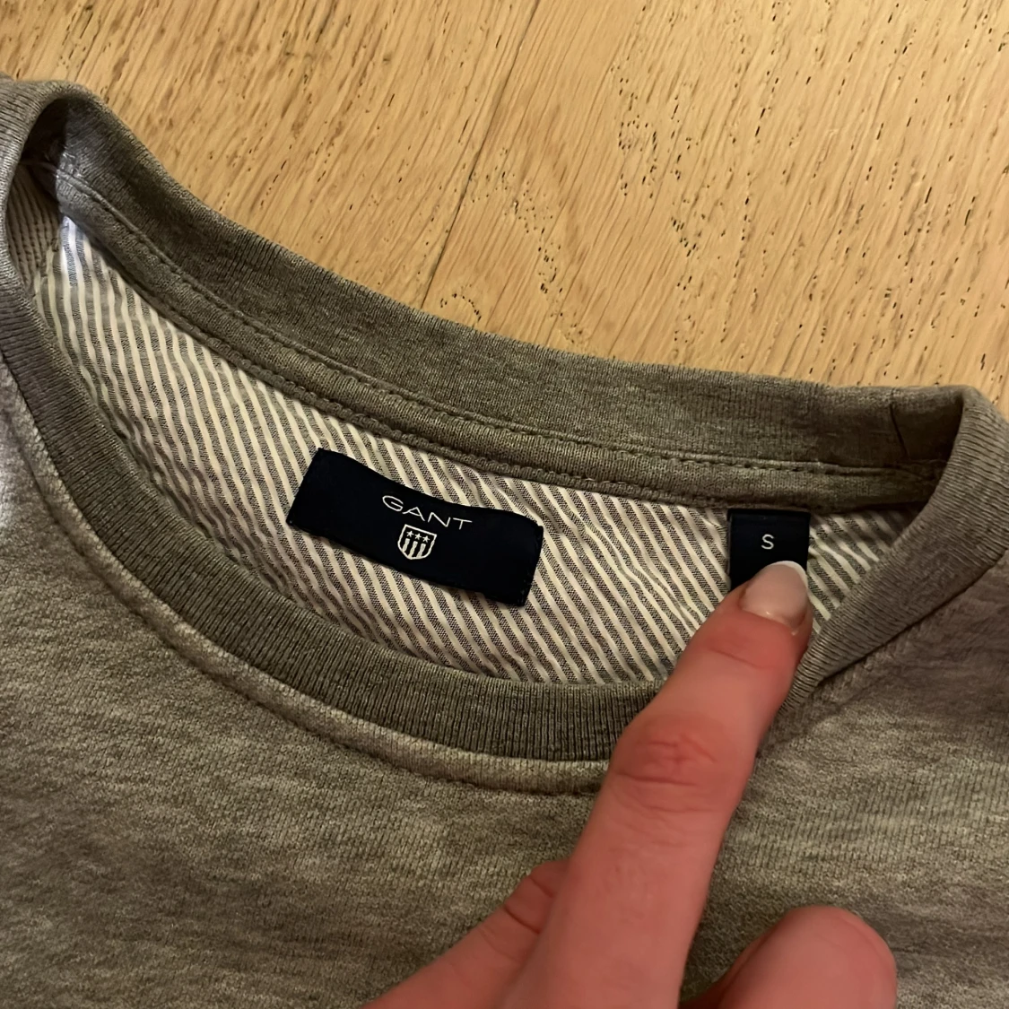 Grå sweatshirt från GANT i S - 1
