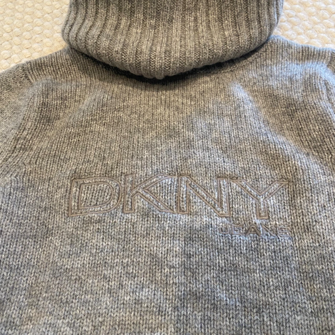 Grå polotröja från DKNY Jeans - 1