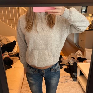 Grå hoodie med huva - Säljer en ljusgrå hoddie med huva och snörning, perfekt och klassisk 🫶🏼 Stl M men passar perfekt för mig som har XS/S