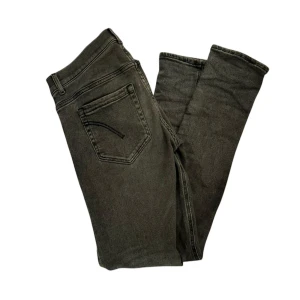 Svarta skinny jeans från Dondup - Säljer dessa dondup jeans, väldigt bra skick! L32 och W32 men passar som vilken annan W som helst! Hör av er vid intresse!